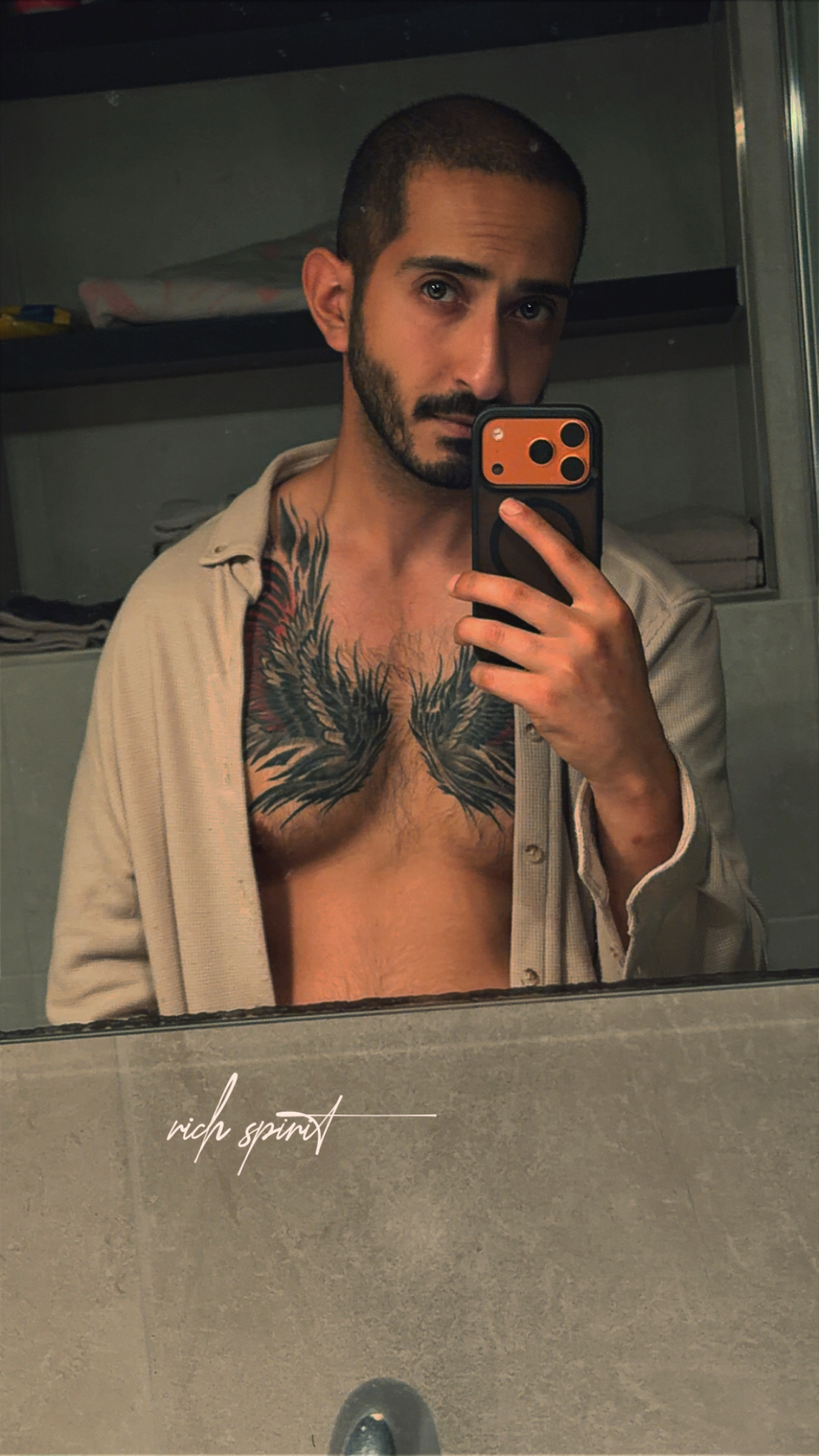 gigolo inhuren milan selfie met iphone