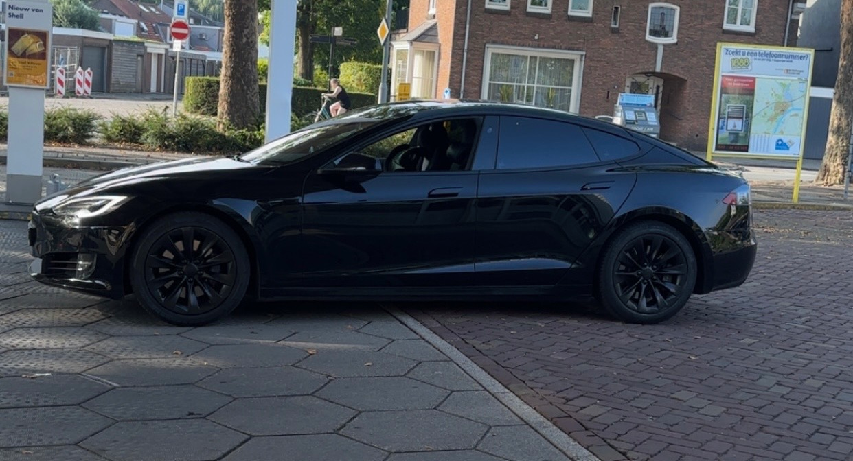 Zwarte Tesla Model S van Gigolo Milan, die hij zijn Batmobile noemt – herkenningspunt bij aankomst